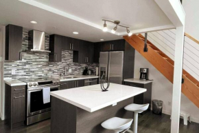 Modern top-floor 1-bedroom loft with free parking